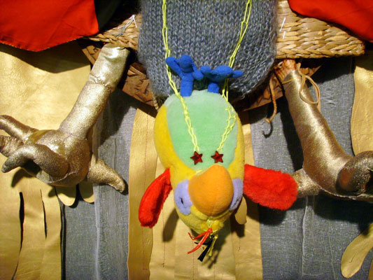 Papagei Plüschtier auf Kunstausstellung in Vitrine