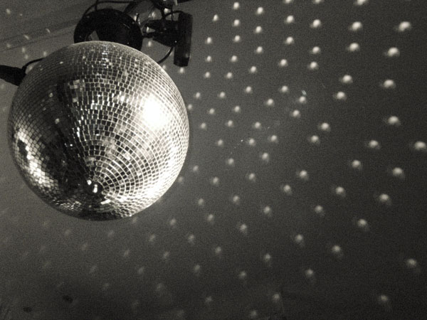 discokugel an decke dreht sich